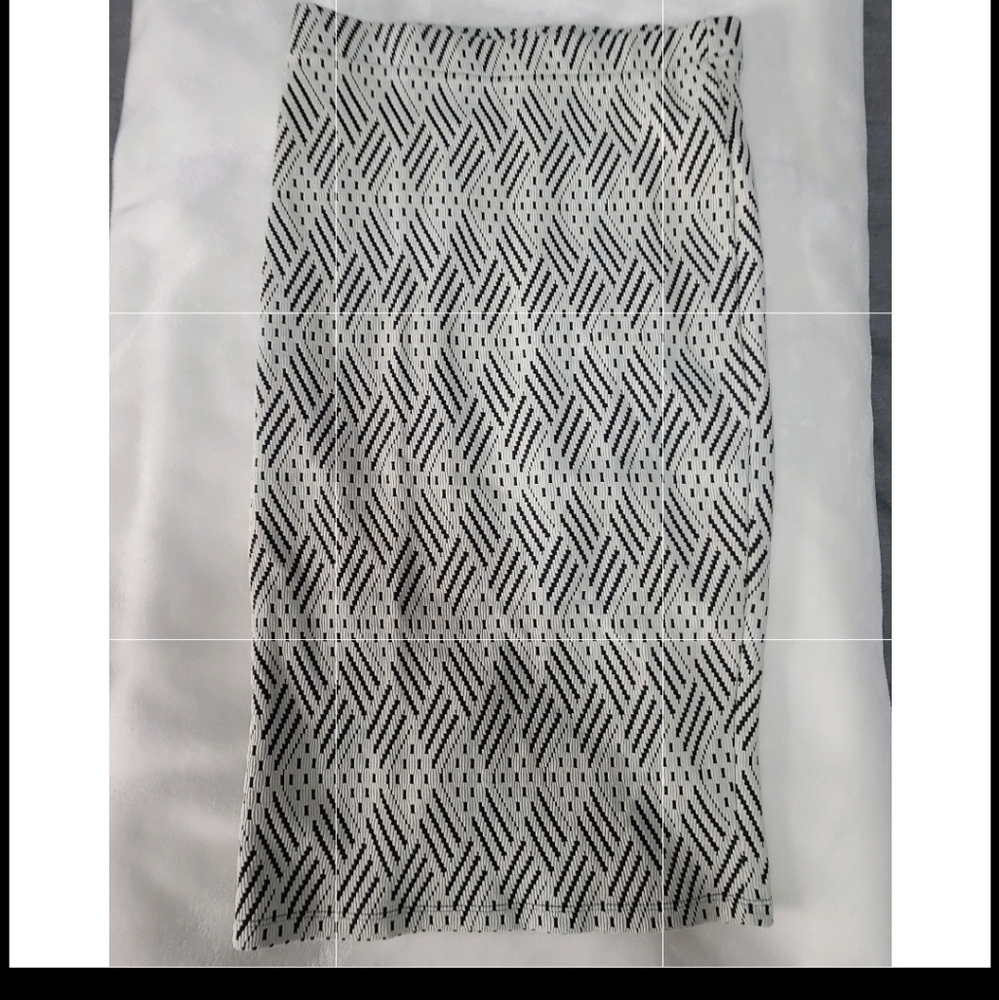 2/25$ 🛍 Patterned Midi Skirt